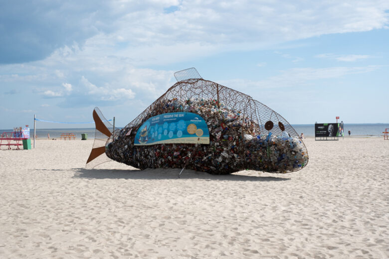 Pärnu, Estonie - 5 juin 2021 : poubelle géante en fil métallique en forme de poisson pour la collecte des déchets plastiques