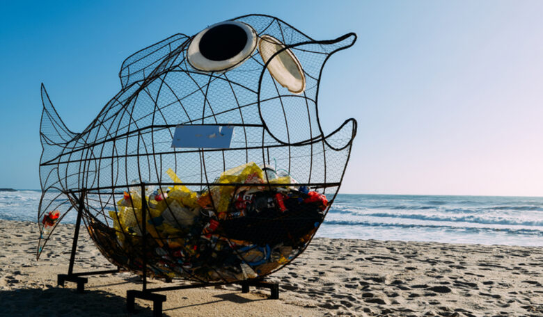 26 avril 2019 : poubelle en forme de poisson géant sur une plage à Espinho, Portugal