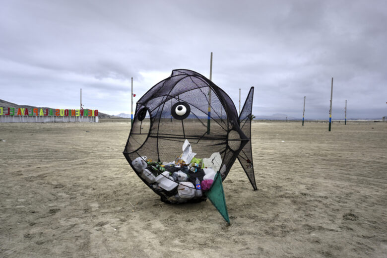 El Dorado, Pérou - 30 juillet 2021 : poubelle en forme de poisson située sur la plage