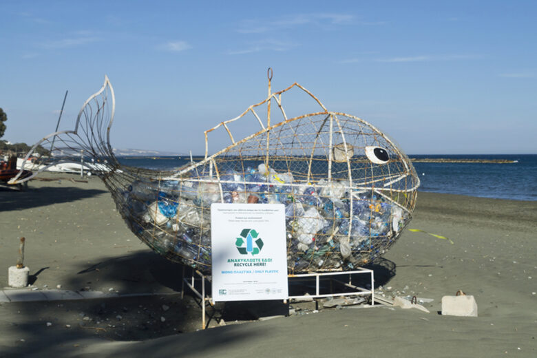 Grande poubelle en forme de poisson sur la plage de Limassol, Chypre