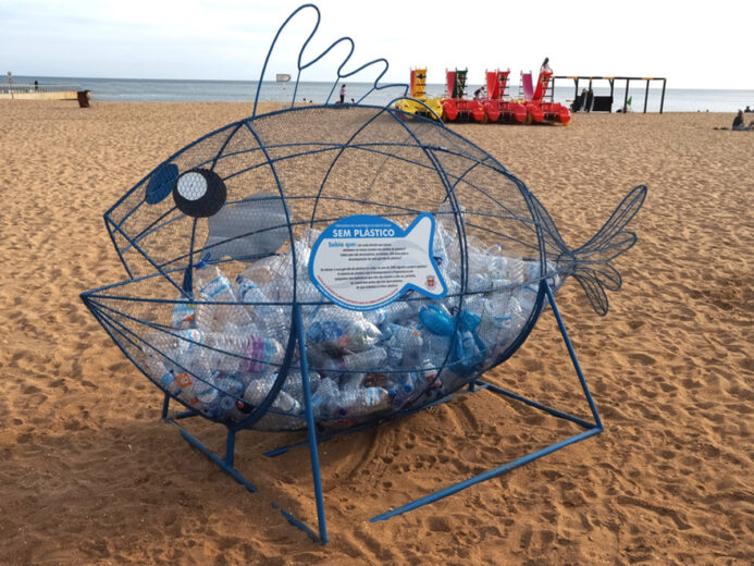 Sculpture de poisson pour collecter des bouteilles en plastique sur la plage d'Albufeira, Algarve, Portugal