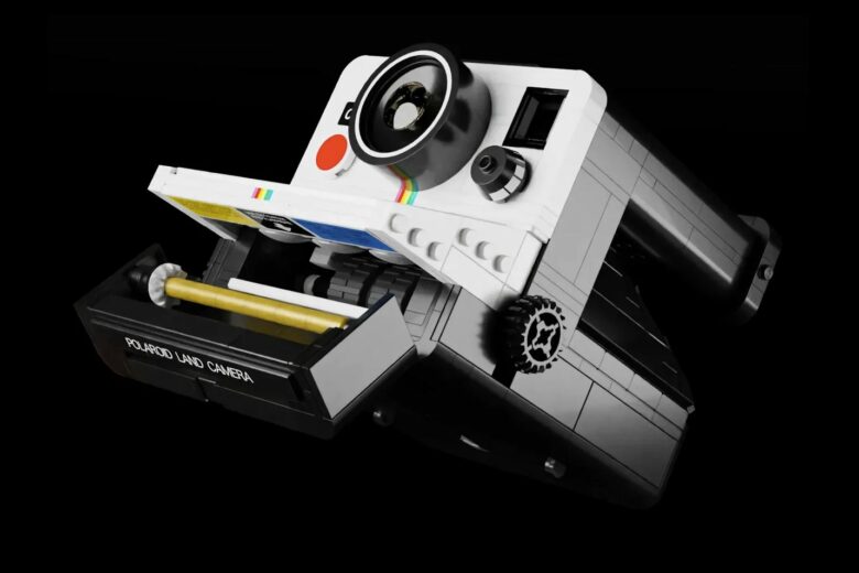 Un appareil photo polaroid ouvert en LEGO