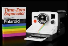 Un appareil photo polaroid et une recharge en LEGO
