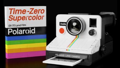 Un appareil photo polaroid et une recharge en LEGO