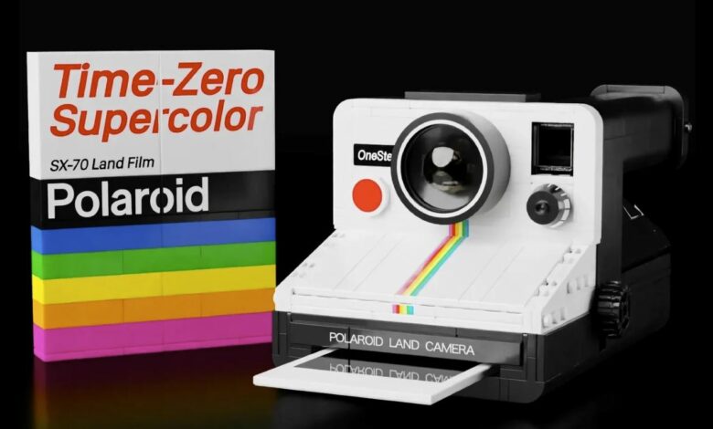 Un appareil photo polaroid et une recharge en LEGO