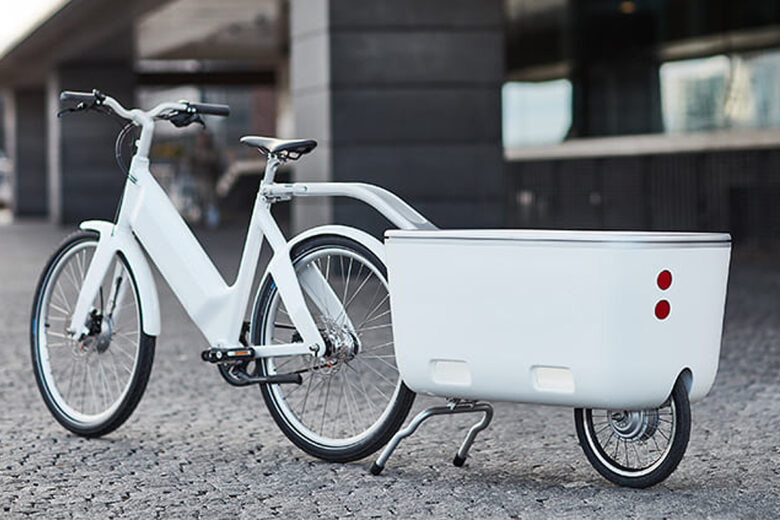 La remoque blanche Biomega EIN attachée à un vélo