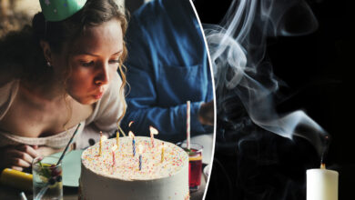 Une femme qui souffle des bougies sur un gâteau d'anniversaire et une bougie éteinte