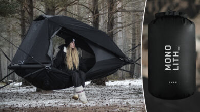 Une femme dans une tente suspendue avec une tente dans un sac de rangement