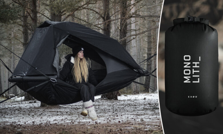 Une femme dans une tente suspendue avec une tente dans un sac de rangement