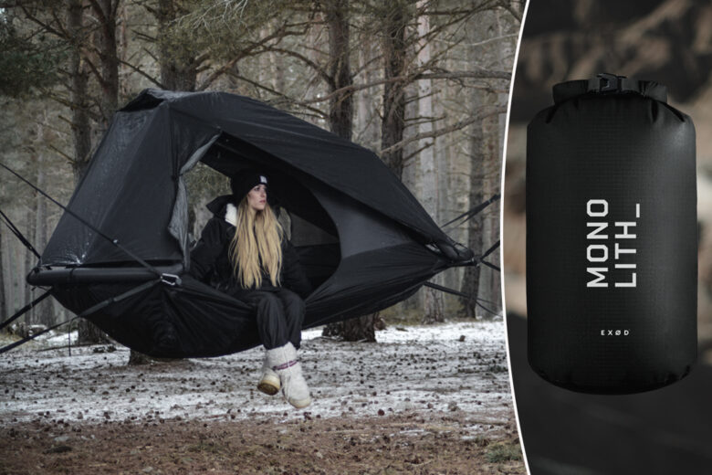 Une femme dans une tente suspendue avec une tente dans un sac de rangement