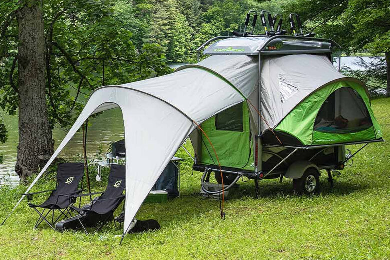 La remorque de camping Go Camping Trailer près d'un lac