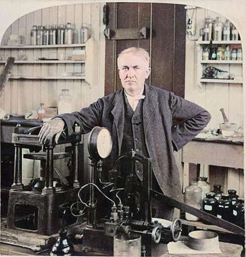 Thomas Edison dans son laboratoire de recherche (1901).