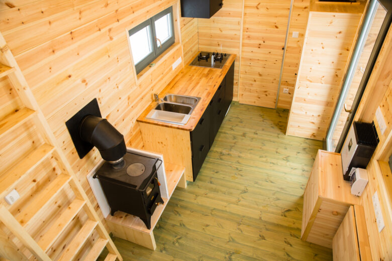 L'intérieur de la Tiny House en bois