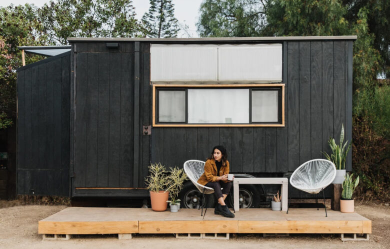 Mariah Hoffman devant sa Tiny House