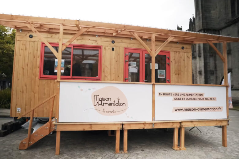 La Maison de l’Alimentation Itinérante, matérialisée par une petite maison en bois (tiny house)