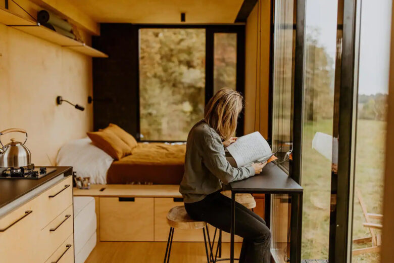 L'intérieur de la tiny house dans les champs