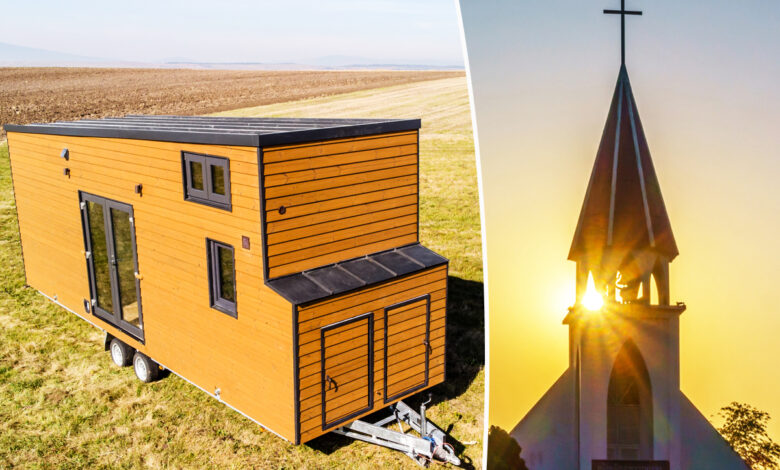 Une Tiny House à coté d'une église