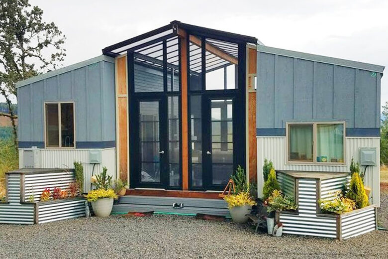 Deux Tiny House assemblées avec une véranda