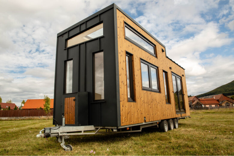 Une Tiny House posée dans un champ 