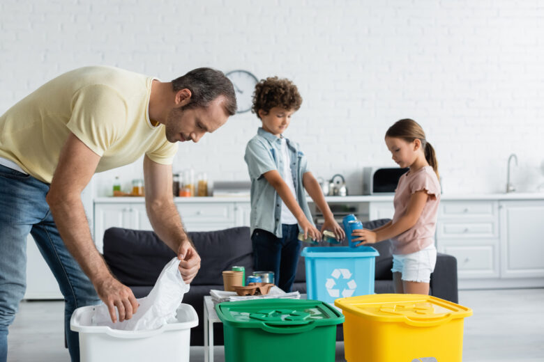 Une famille trie ses déchets