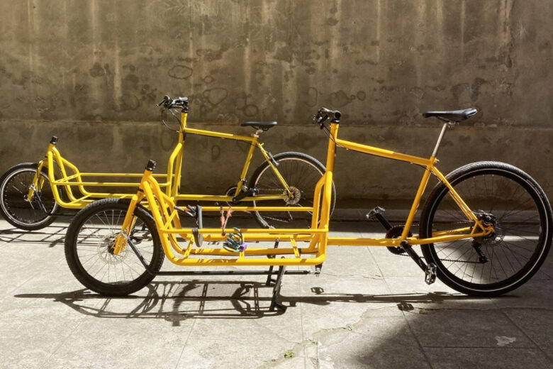 Un VTT transformé en vélo cargo jaune