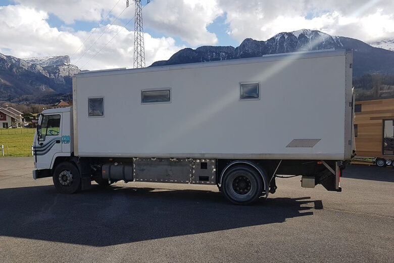 Un camion transformé en maison mobile