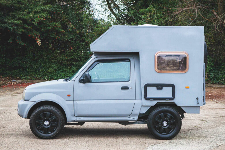 Un camping car bleu 4x4 de coté