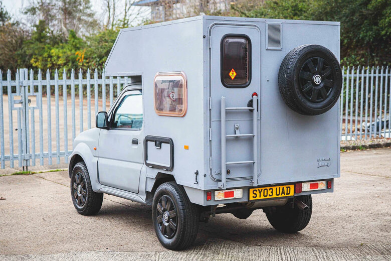 Un camping car bleu 4x4 de dos