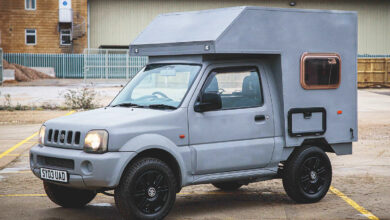 Un camping car bleu 4x4