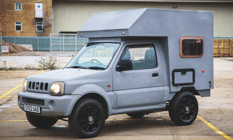 Un camping car bleu 4x4