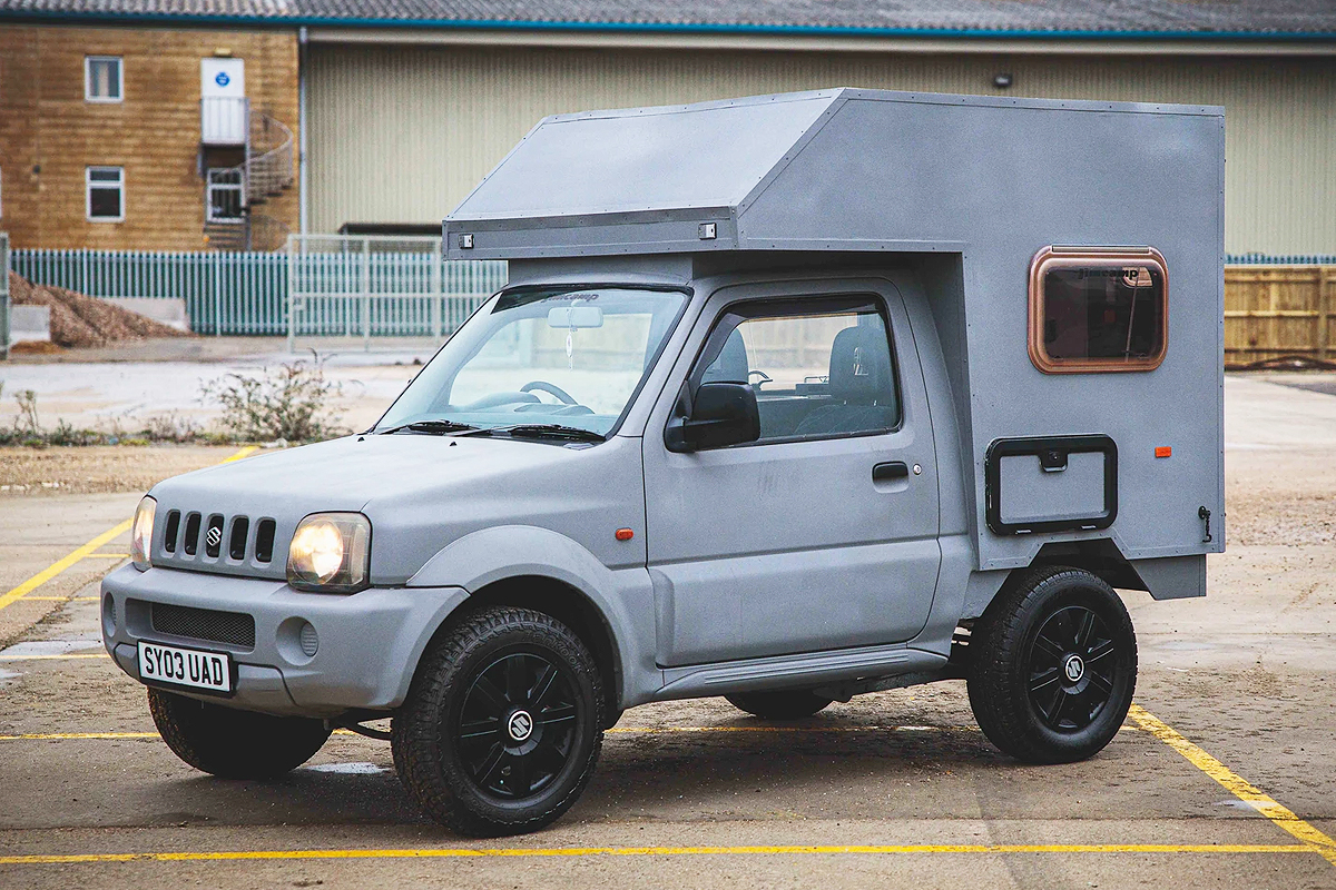 Un camping car bleu 4x4