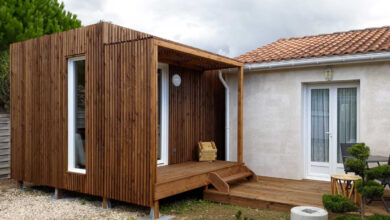 Une petite extension de maison en bois collé à l'édifice