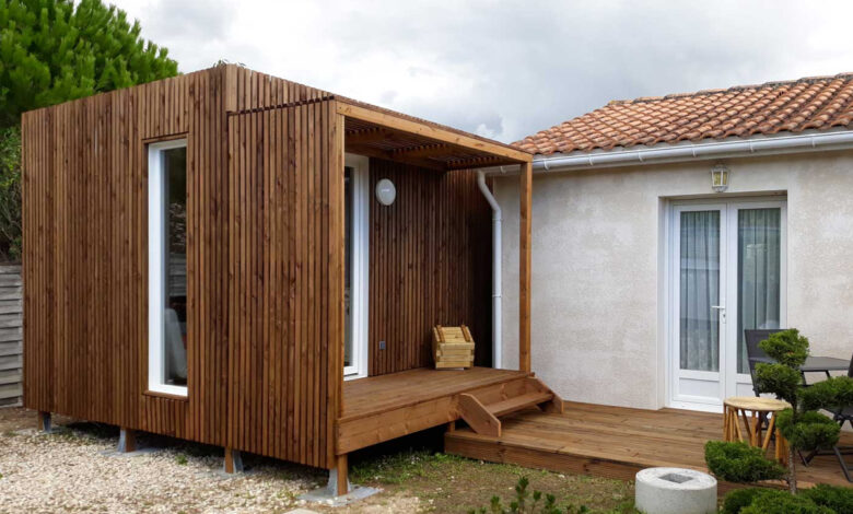 Une petite extension de maison en bois collé à l'édifice