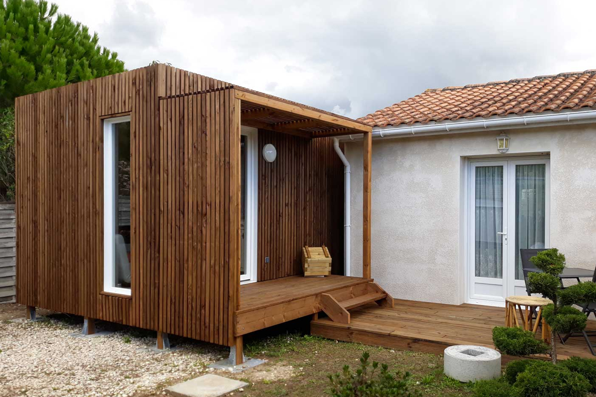 Une petite extension de maison en bois collé à l'édifice
