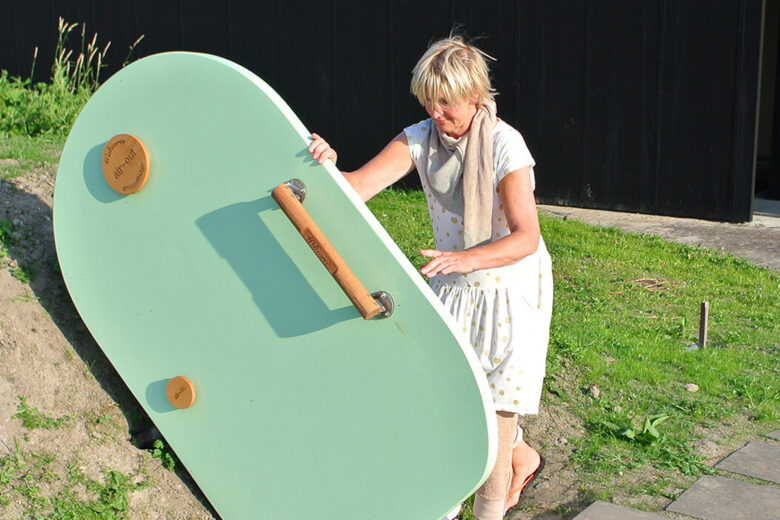 Une femme qui sort du frigo Groundfridge