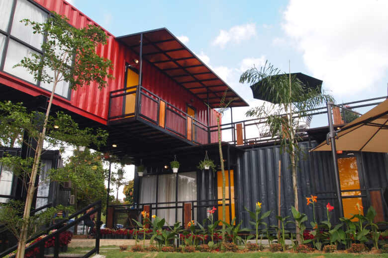 Une grande maison container