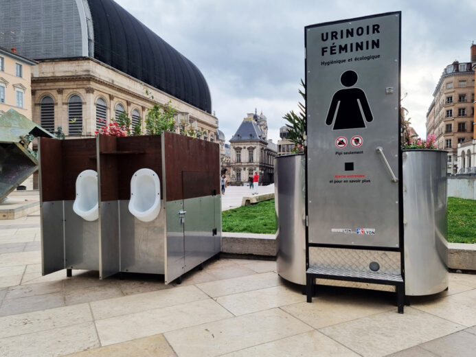 des urinoirs pour hommes et femme place Louis Pradel à Lyon