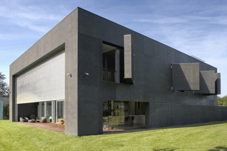 Une maison en bêton avec des fermetures de protection