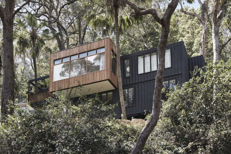 Une maison container dans la forêt