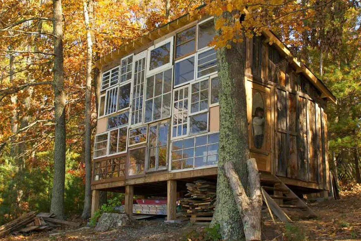 Une maison insolite entièrement construite avec des fenêtres