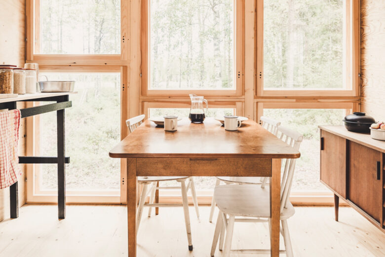 L'intérieur de la maison dans la forêt