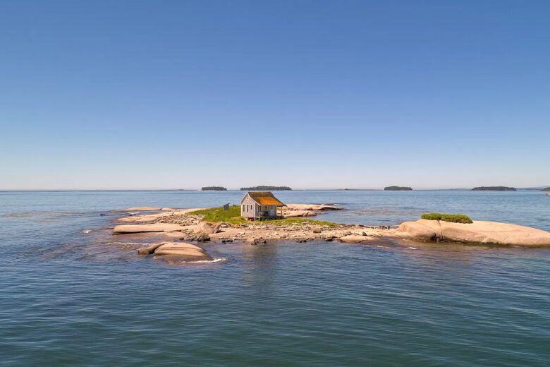 Une petite maison perdue sur une ile