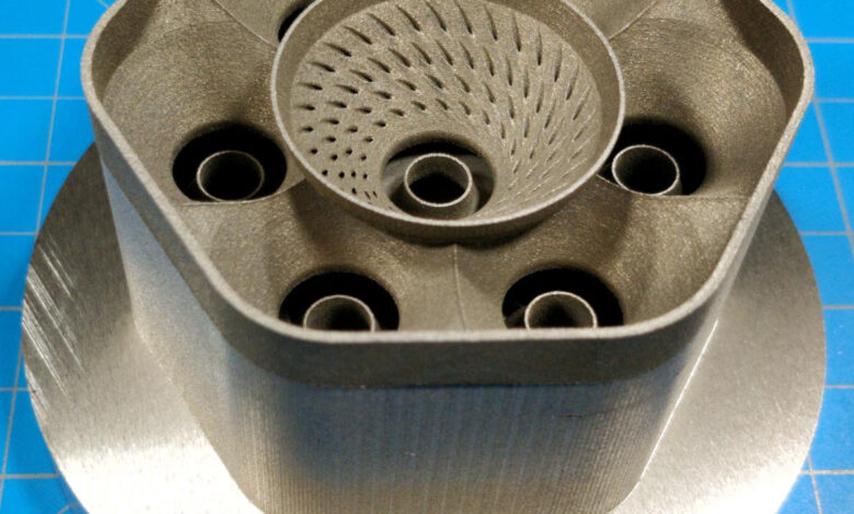 Cette chambre de combustion de moteur à turbine (mélangeur air-carburant) a été imprimée en 3D à la NASA Glenn et est un exemple de composant difficile qui peut bénéficier de l'application des nouveaux alliages GRX-810. (gros plan)