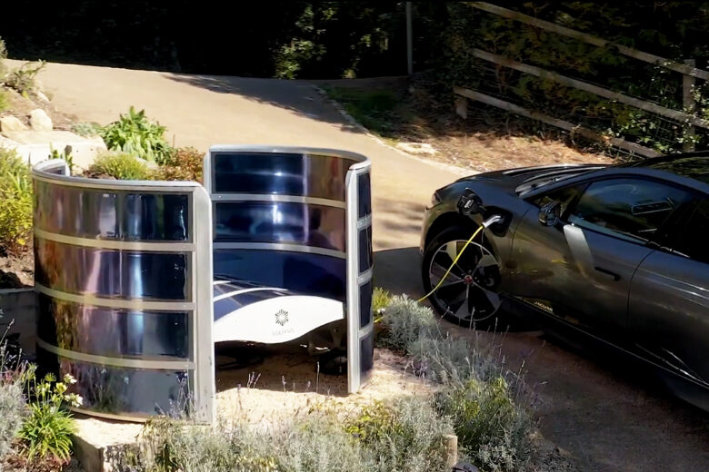 Une voiture électrique branchée au panneau solaire Solivus Arc