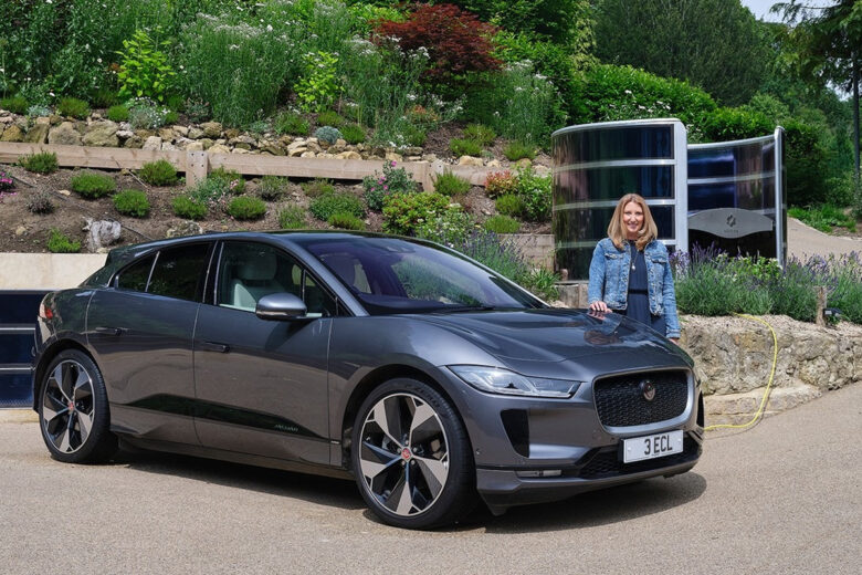 Le panneau solaire Solivus Arc, une voiture électrique et la fondatrice de l'entreprise