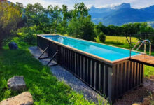 Une grande piscine noire container