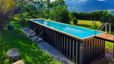 Une grande piscine noire container