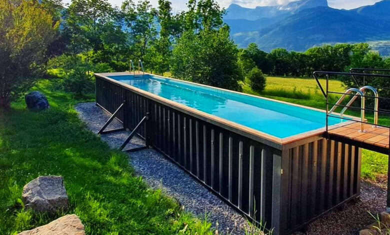 Une grande piscine noire container