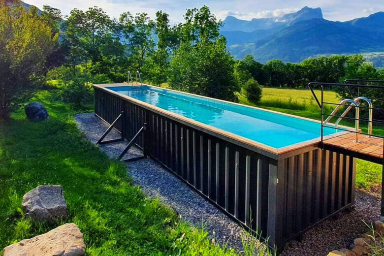 Une grande piscine noire container