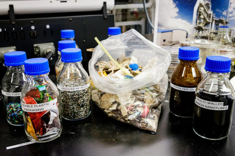 Différents types de plastiques, dont les déchets marins (au centre), qui peuvent être transformés en nanotubes d'hydrogène et de carbone.